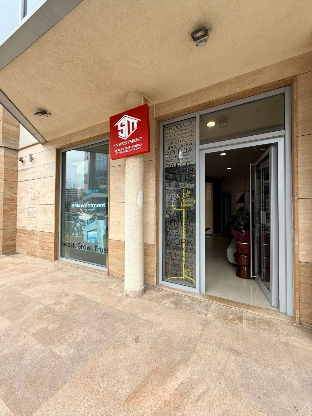 Вход в офис SM Investment в Будве