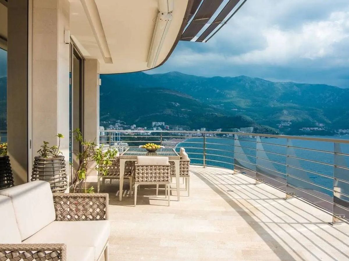 Spacious Four-Bedroom Apartment in Dukley Gardens Budva