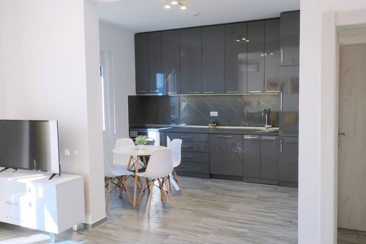 Квартира с 2 спальнями в Тивате, 55 м²