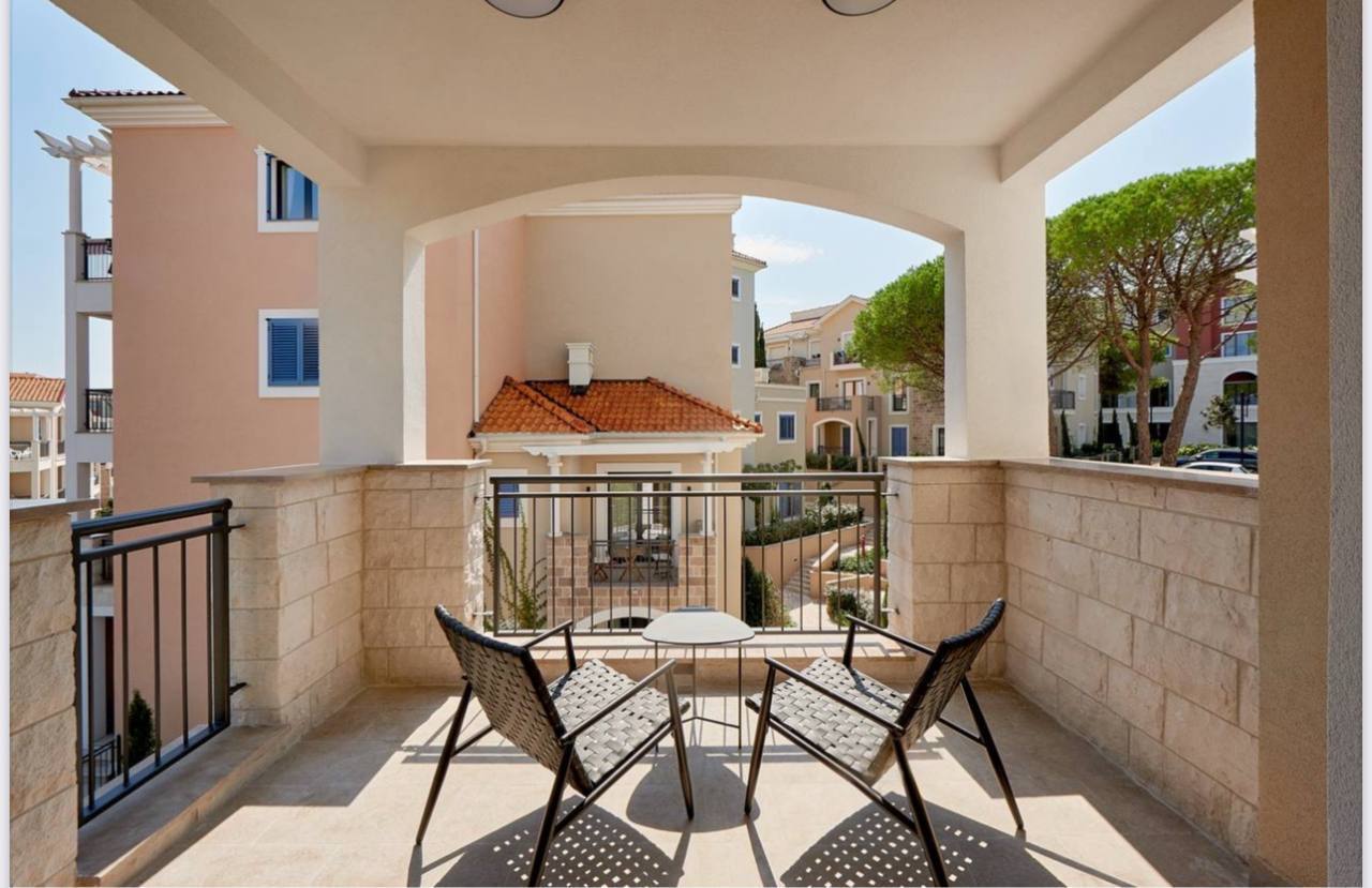 Квартира с 2 спальнями в Luštica Bay, 80 м²