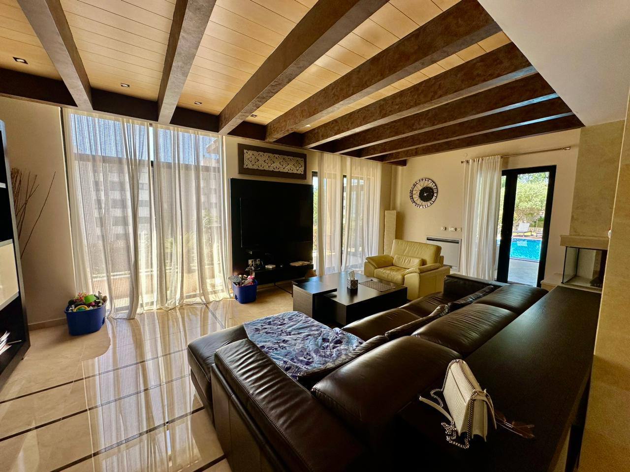 Дом с 5 спальнями в Бечичи, 318 м²