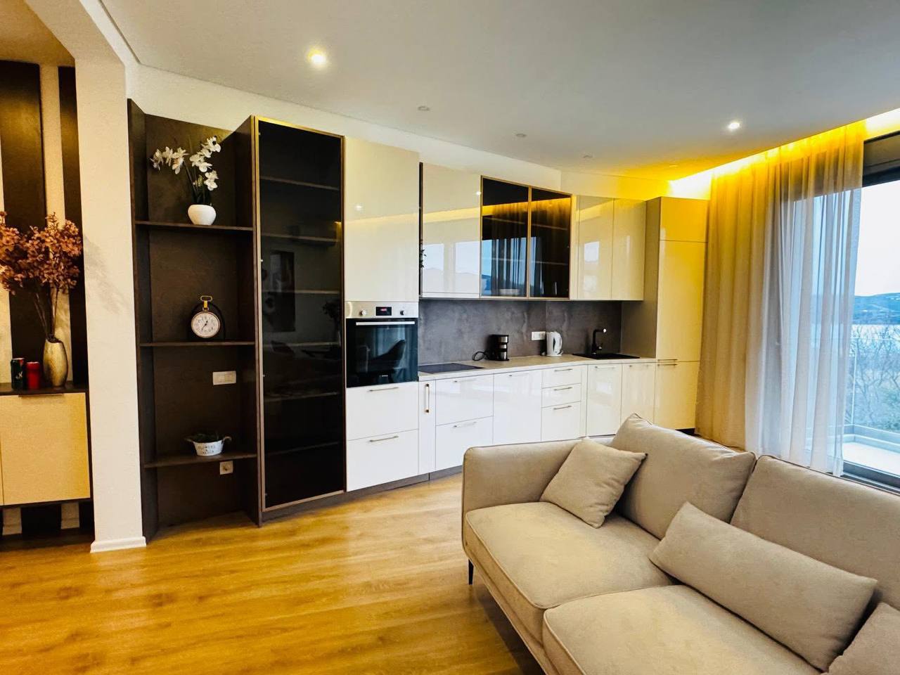 Квартира с 2 спальнями в Тивате, 76 м²