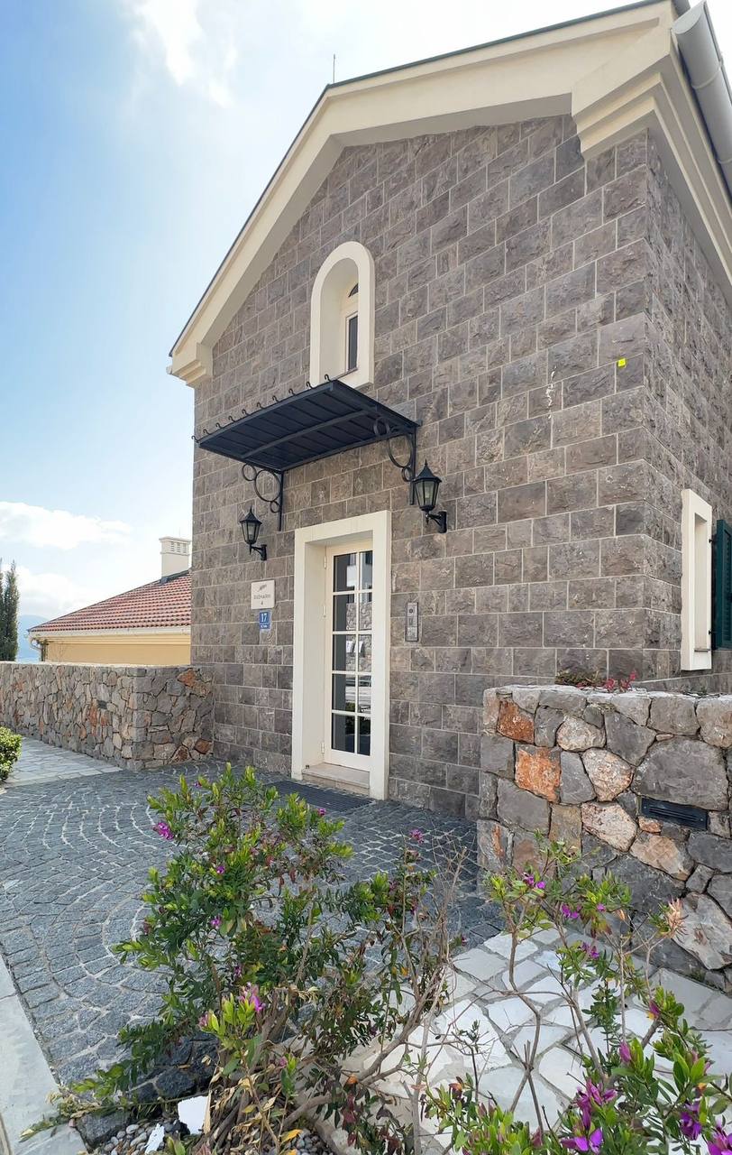 Квартира с 2 спальнями в Luštica Bay, 114 м²