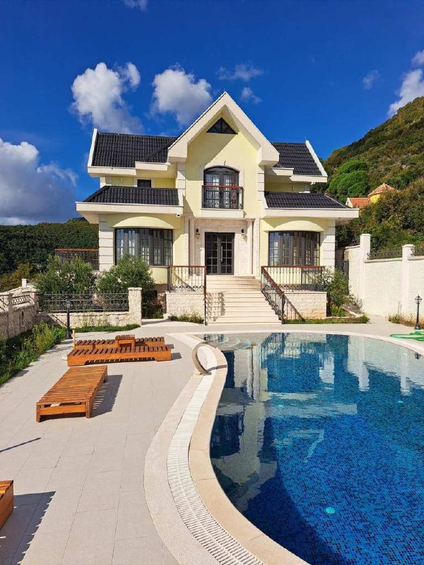 Вилла с 4 спальнями в Будве, 450 м²