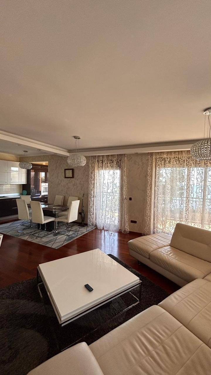 Квартира с 2 спальнями в Комошевине, 120 м²