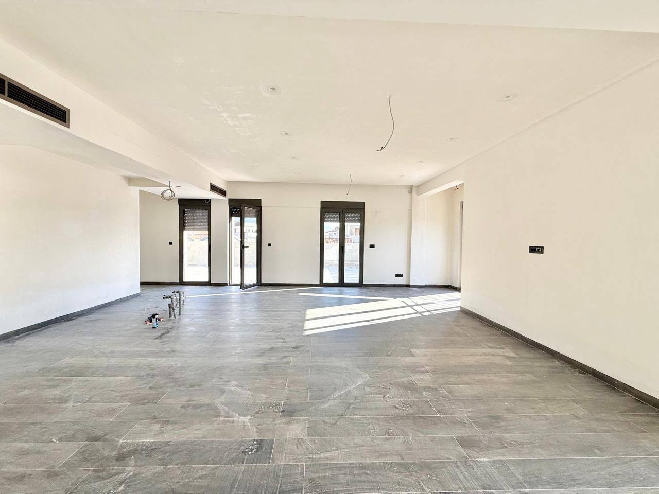 Квартира с 3 спальнями в Тивате, 236 м²