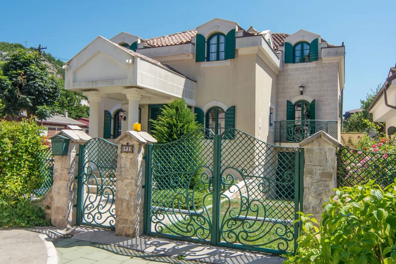 Вилла с 4 спальнями в Цетинье, 169 м²
